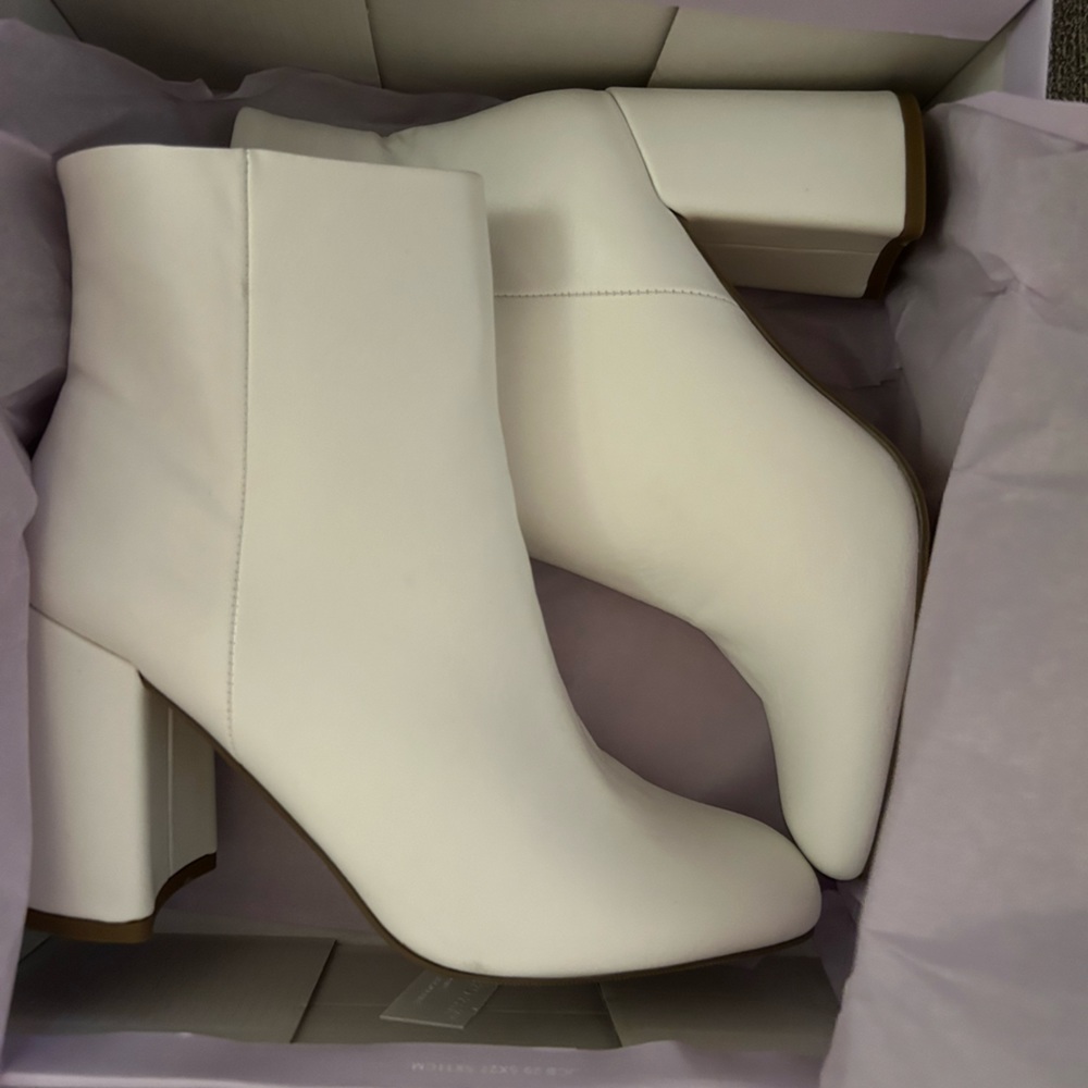 🍃Brand New White Ankle Boots